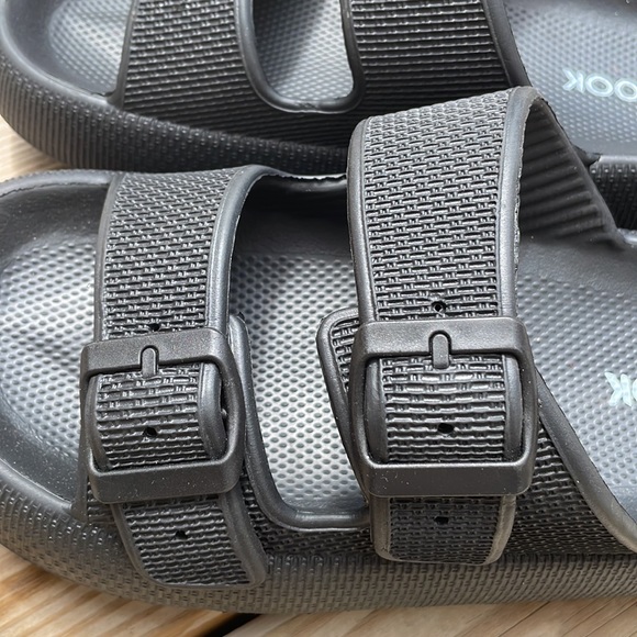 UNISEX Black Slip On Sandals/Slides Size W-6-7/ M-4.5-5.5 - Picture 5 of 9